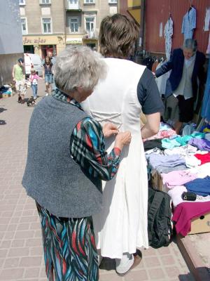 Brautkleidkauf auf einem Marktplatz in Lublin. Foto: René Koch Brautkleidkauf auf einem Marktplatz in Lublin. Foto: René Koch